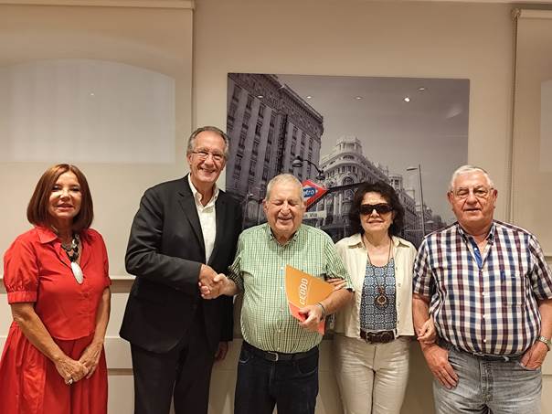 Un grupo de personas posando para una fotoDescripción generada automáticamente